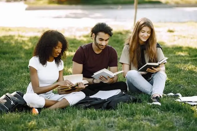Foto de jóvenes leyendo un libro-webp